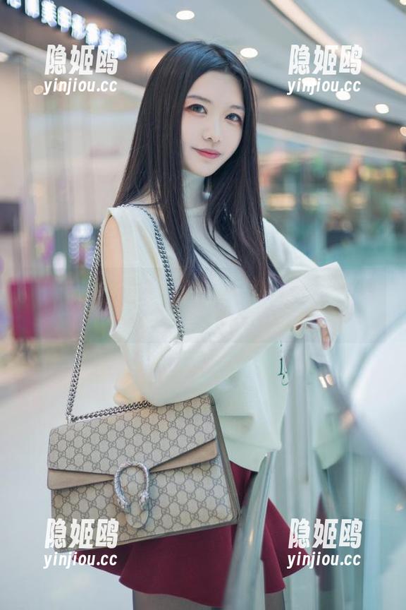 罩衫下的秘密：希希_啾带你探索黑色内衣写真分享