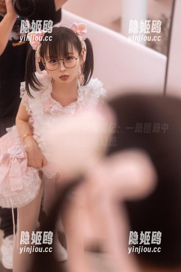 秋月爱莉的幼水铃衣写真记：一册图册中的秘密与幻想