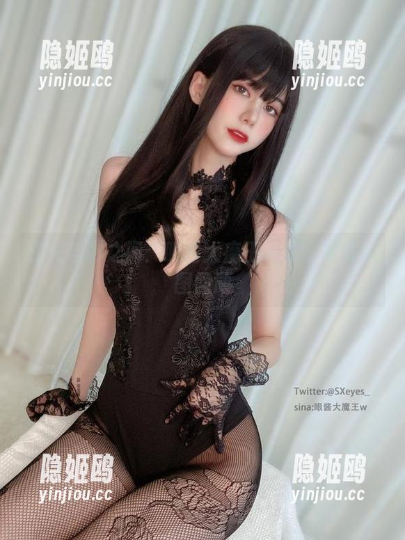 在光与影之间：眼酱大魔王w的瑜伽服原图回顾