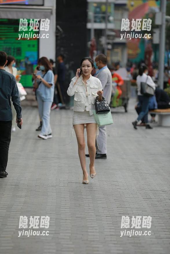 魔镜街拍 - 原图揭晓：寒风中的婷婷和她的极品肉丝美人作品！